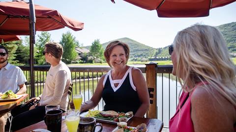 Guest eating lunch on the deck at Deer Valley Café. 