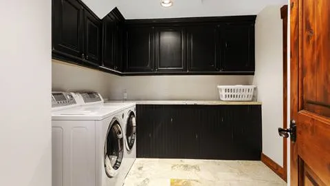 2540 Queen Esther laundry room