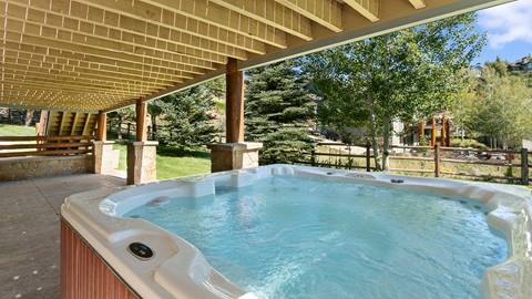 3220 Solamere Hot Tub