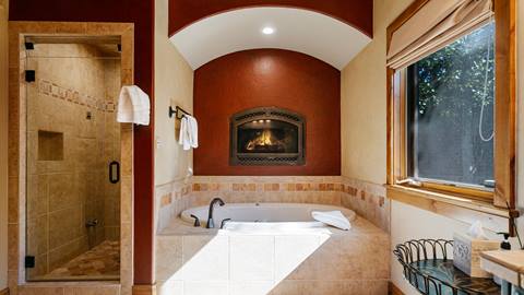 3630 Sun Ridge master bathroom.