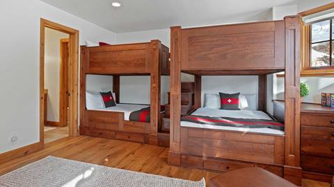 Double bunk beds in Deer Valley's rental home Bellemont 5 