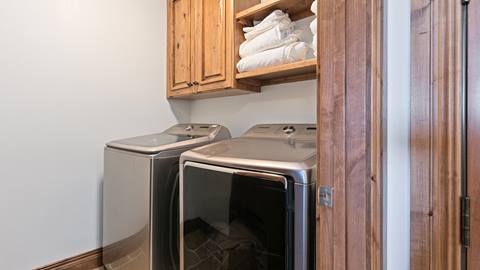 Grand Lodge 505 Laundry Room