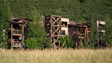 Silver Baron Lodge exterior in the summer.