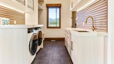 SkyRidge 1592 laundry room.