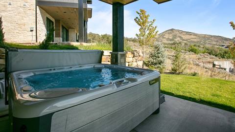 SkyRidge 1592 private hot tub.