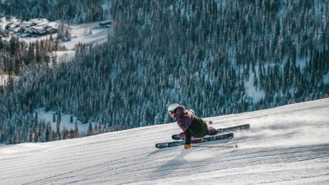 Woman skiing with a mountain view at Deer Valley.