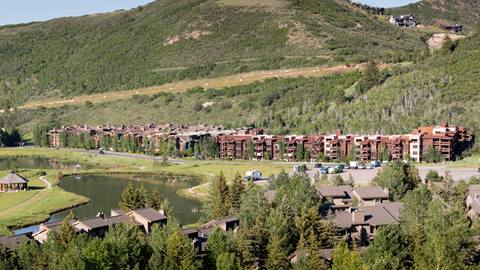 Overview of Deer Valley Ponds and Silver Baron Lodge